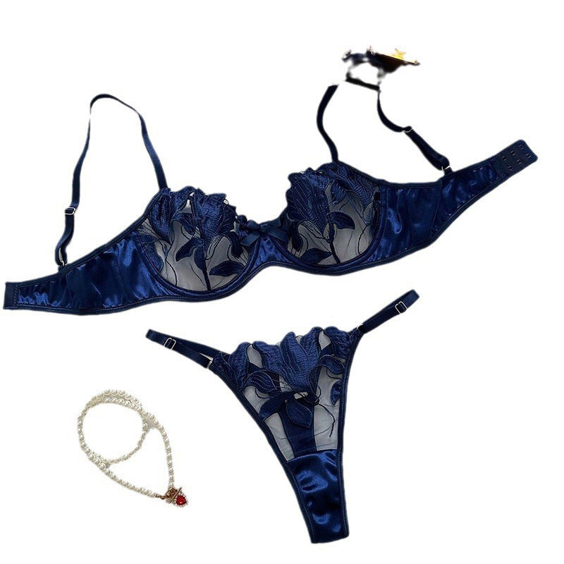 Conjunto Penelope NuAuge azul. Foto frontal: sutiã meia-taça com bojo fino, aro, renda bordada, tule transparente e calcinha.