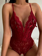 Body Polaris vermelho, frente. Renda floral transparente, aberturas ousadas, laços no busto e alças finas.
