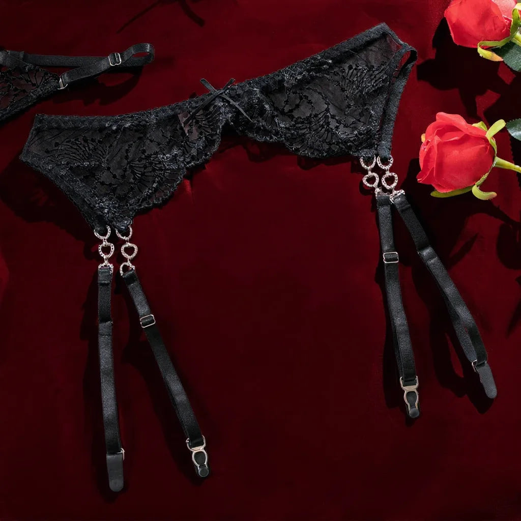 Cinta liga frontal preta do Conjunto Orion NuAuge, com renda bordada vazada, aplicações cintilantes e ligas para meia.
