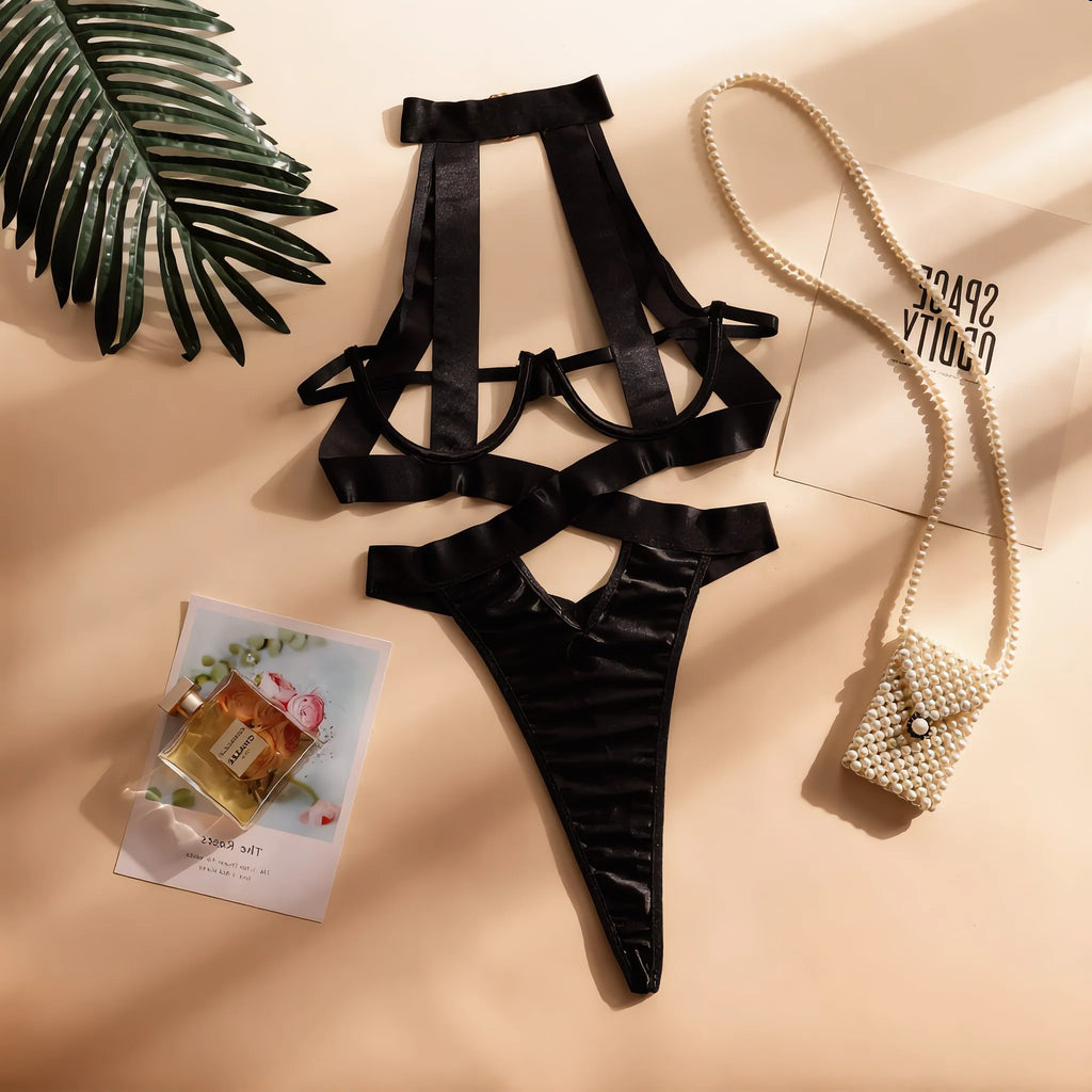 Body Serena preto NuAuge, frente. Lingerie sensual com decote halter, aro, alças ajustáveis e recortes estratégicos.