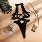 Body Serena preto NuAuge, frente. Lingerie sensual com decote halter, aro, alças ajustáveis e recortes estratégicos.
