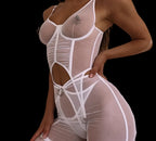 Conjunto Lavinia branco frontal, sutiã-corpete em renda transparente com aros, recortes e detalhes metálicos.