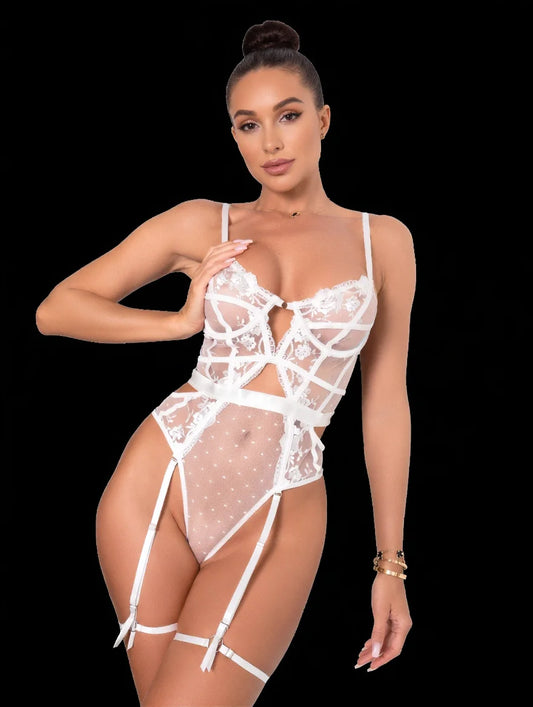 Body Raisa branco, vista frontal. Modelador em renda e mesh poá, com decote, alças ajustáveis e ligas. Suporte e charme.