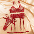 Conjunto Tatiana vermelho, sutiã com aro em renda floral e tela, calcinha fio dental e cinta-liga.