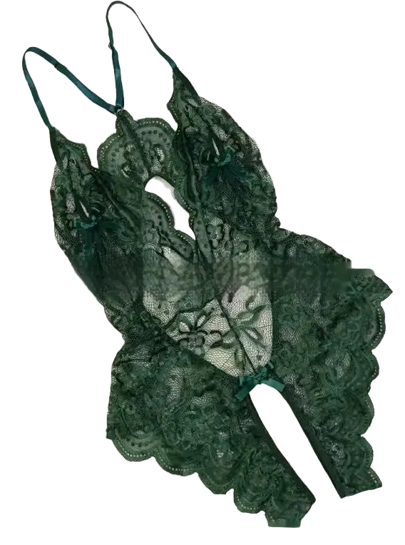 Body Calisto verde, vista frontal. Renda floral, alças reguláveis. Abertura no busto e virilha com delicados laços.