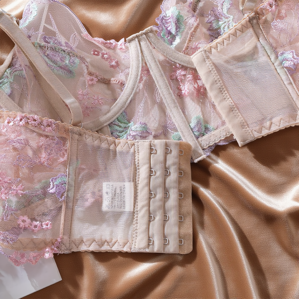 Conjunto Aurora Rosa: Sutiã detalhe, renda floral bordada, com aro e fecho traseiro de 3x4 ganchos.